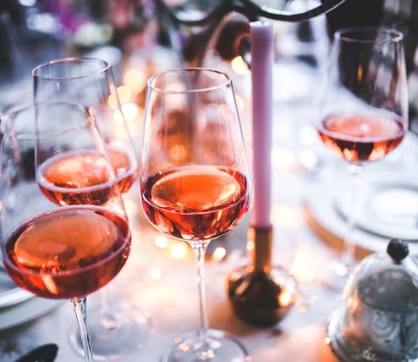 Ile, jak, dlaczego – czy wino na weselu to dobry pomysł?