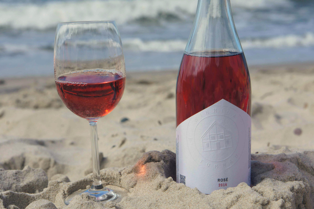 Różowe wino na plaży