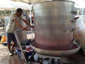Jeden z etapów produkcji wina w winnicy 4 Kilos